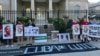 Activistas cubanos en el exilio relizaron una vigilia frente a la embajada de Cuba en Washington, DC, este 11 de julio, en recordación de las protestas multitudinarias que sacudieron a Cuba ese día, en 2021.
