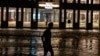 Un hombre camina por una calle inundada ante un hotel que funciona con generador, durante un apagón en La Habana, Cuba, el miércoles 28 de septiembre de 2022. (AP Foto/Ramón Espinosa)