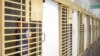 Un recluso tras los barrotes de su celda, en el Combinado del Este. (Adalberto Roque/AFP/Archivo)