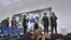 Protesta frente al Guernica de Picasso. (Foto: Reuters)
