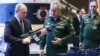 Vladimir Putin revisa armas junto a su Ministro de Defensa Serguei Shoigu (Foto de Mikhail METZEL / SPUTNIK / AFP)