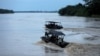 Soldados colombianos patrullan el río Arauca en la frontera con Venezuela.