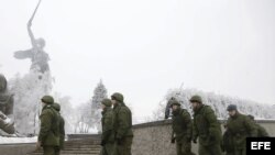 Policías patrullan la estatura de la Madre Patria en Volgogrado.