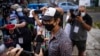 Yunior García habla con la prensa tras citación en la Fiscalía Provincial de La Habana. (AP/Ramón Espinosa)