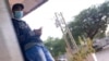 Agente de la Seguridad del Estado vigilando a la periodista Luz Escobar, en La Habana.