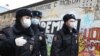 Policías rusos se protegen del coronavirus en Moscú, el 2 de abril del 2020.