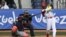El receptor de los Agricultores de Cuba, Rafael Viñales (R), en un juego de béisbol de la Serie del Caribe contra los Federales de Chiriquí de Panamá en Caracas, el 8 de febrero de 2023. ( Yuri CORTEZ / AFP)