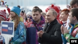 Vladimir Putin (centro), visita la villa olímpica en Sochi.