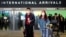 Pasajeros procedentes de China, arriban al aeropuerto internacional de Los Angeles, en California. (REUTERS/Ringo Chiu)