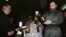 Fidel Castro con una botella de Chablis en una bodega de Borgoña.