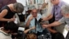Raúl Rivero habla a medios de prensa en Cuba tras ser excarcelado en 2004. REUTERS/Claudia Daut