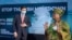 Ngozi Okonjo-Iweala, directora general de la Organización Mundial de Comercio (dcha.), junto a una escultura de hielo hecha para concienciar sobre la pesca excesiva, el 1 de marzo, su primer día en el cargo, en Ginebra.