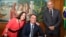 Regina Duarte, Jair Bolsonaro (centro) y el ministro de gobierno Luiz Eduardo Ramos. AFP / BRAZILIAN PRESIDENCY / MARCOS CORREA