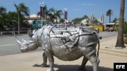Fotografía sin fecha cedida el sábado 29 de agosto de 2015, por el Museo de Arte Latinoamericano de Long Beach (MOLAA), de una escultura del artista cienfueguero William Pérez que muestra a un rinoceronte en tamaño natural, en la sede del museo en Los Ángeles (CA, EE.UU).